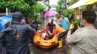 EVAKUASI warga yang terjebak banjir di Jalan Padang Indah Perumahan Purnawira, Padangsambian Kelod, Denpasar Barat, Senin (6/12/2021). Foto: ist EVAKUASI warga yang terjebak banjir di Jalan Padang Indah Perumahan Purnawira, Padangsambian Kelod, Denpasar Barat, Senin (6/12/2021). Foto: ist