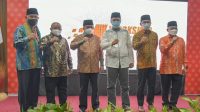 GUBERNUR Jawa Barat, Ridwan Kamil (dua kanan); bersama Gubernur NTB, Zulkieflimansyah (tengah), saat menghadiri kegiatan internal DPP PKS yang dihadiri Ketua Majelis Syuro PKS, Presiden PKS, Sekjen dan pengurus teras DPP PKS lainnya, Sabtu (4/12/2021). Foto: rul GUBERNUR Jawa Barat, Ridwan Kamil (dua kanan); bersama Gubernur NTB, Zulkieflimansyah (tengah), saat menghadiri kegiatan internal DPP PKS yang dihadiri Ketua Majelis Syuro PKS, Presiden PKS, Sekjen dan pengurus teras DPP PKS lainnya, Sabtu (4/12/2021). Foto: rul