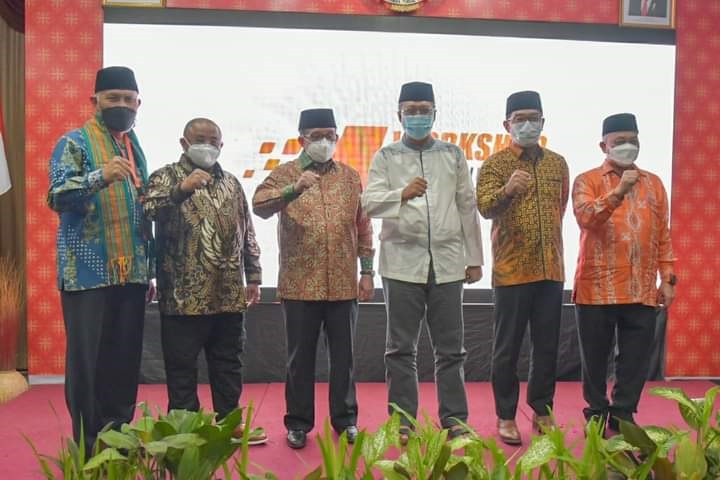 GUBERNUR Jawa Barat, Ridwan Kamil (dua kanan); bersama Gubernur NTB, Zulkieflimansyah (tengah), saat menghadiri kegiatan internal DPP PKS yang dihadiri Ketua Majelis Syuro PKS, Presiden PKS, Sekjen dan pengurus teras DPP PKS lainnya, Sabtu (4/12/2021). Foto: rul