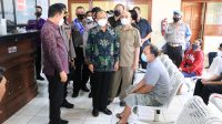 GUBERNUR Koster saat meninjau pelayanan di Kantor Samsat Karangasem, Senin (6/12/2021). Foto: ist GUBERNUR Koster saat meninjau pelayanan di Kantor Samsat Karangasem, Senin (6/12/2021). Foto: ist
