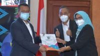 GUBERNUR NTB, Zulkieflimansyah (kiri); saat menyerahkan usulan empat ranperda inisiatif menjadi perda kepada Ketua DPRD, Baiq Isvie Rupaeda; disaksikan Wakil Ketua DPRD, Mori Hanafi, dalam sidang paripurna DPRD NTB, Jumat (10/12/2021) malam. Foto: ist GUBERNUR NTB, Zulkieflimansyah (kiri); saat menyerahkan usulan empat ranperda inisiatif menjadi perda kepada Ketua DPRD, Baiq Isvie Rupaeda; disaksikan Wakil Ketua DPRD, Mori Hanafi, dalam sidang paripurna DPRD NTB, Jumat (10/12/2021) malam. Foto: ist