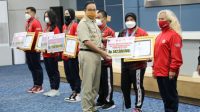 Gubernur DKI Serahkan bonus
