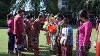 BUPATI I Gede Dana menyerahkan secara simbolis bingkisan untuk veteran dan para siswa pada peringatan Hari Ibu ke-93, Rabu (22/12/2021). Foto: ist BUPATI I Gede Dana menyerahkan secara simbolis bingkisan untuk veteran dan para siswa pada peringatan Hari Ibu ke-93, Rabu (22/12/2021). Foto: ist