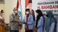 HBK (dua kiri) didampingi juru bicara LFC Rannya Agustyra Kristiono saat menyerahkan bantuan beasiswa kepada mahasiswa Undikma. Foto: rul HBK (dua kiri) didampingi juru bicara LFC Rannya Agustyra Kristiono saat menyerahkan bantuan beasiswa kepada mahasiswa Undikma. Foto: rul