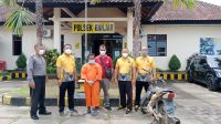 JAJARAN Polsek Banjar ketika menunjukan tersangka curanmor Putu Erik