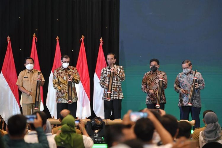TANGKAPAN layar Presiden Joko Widodo dalam peluncuran Sertifikat Badan Hukum dan peresmian Pembukaan Rakornas BUMDes di Jakarta, Senin (20/12/2021). Foto: ist