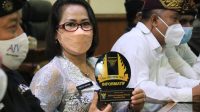 KETUA Bawaslu Bali, Ketut Ariyani, menunjukkan penghargaan Predikat Informatif yang diberi Komisi Informasi Provinsi Bali, Kamis (9/12/2021). Foto: ist KETUA Bawaslu Bali, Ketut Ariyani, menunjukkan penghargaan Predikat Informatif yang diberi Komisi Informasi Provinsi Bali, Kamis (9/12/2021). Foto: ist