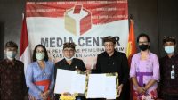 KETUA Bawaslu Gianyar dan Ketua MDA Kabupaten Gianyar menunjukkan perjanjian kerjasama program Gema Siwa Puja. Foto: adi KETUA Bawaslu Gianyar dan Ketua MDA Kabupaten Gianyar menunjukkan perjanjian kerjasama program Gema Siwa Puja. Foto: adi