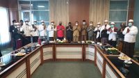 KETUA DPD PDIP NTB, Rachmat Hidayat, bersama para tokoh agama dan tokoh masyarakat di Kabupaten Lombok Tengah. Foto: rul KETUA DPD PDIP NTB, Rachmat Hidayat, bersama para tokoh agama dan tokoh masyarakat di Kabupaten Lombok Tengah. Foto: rul
