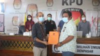 KETUA KPU Denpasar, I Wayan Arsajaya (kiri depan), menyerahkan daftar pemilih berkelanjutan kepada anggota Bawaslu Denpasar, Nyoman Putra Wiratma, usai rakor PDPB, Rabu (15/12/2021). Foto: ist KETUA KPU Denpasar, I Wayan Arsajaya (kiri depan), menyerahkan daftar pemilih berkelanjutan kepada anggota Bawaslu Denpasar, Nyoman Putra Wiratma, usai rakor PDPB, Rabu (15/12/2021). Foto: ist