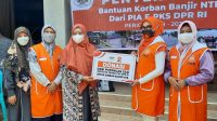 KETUA PIA Fraksi PKS DPR RI, Latifah; saat menyerahkan bantuan yang diterima Ketua DPD PKS Lombok Barat, Nurul Adha, selaku penanggung jawab Posko Relawan. Foto: rul KETUA PIA Fraksi PKS DPR RI, Latifah; saat menyerahkan bantuan yang diterima Ketua DPD PKS Lombok Barat, Nurul Adha, selaku penanggung jawab Posko Relawan. Foto: rul
