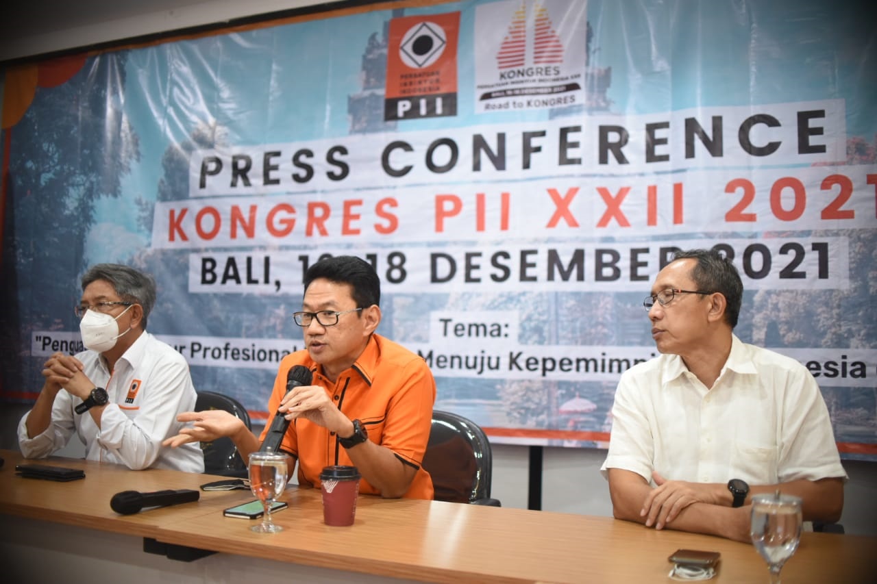 KETUM PII, Heru Dewanto (tengah), didampingi Sekjen Teguh Haryono dan Waketum Danis Hidayat Sumadilaga, memberikan keterangan pers terkait Kongres PII yang akan digelar di Bali, 16-18 Desember 2021. Foto: ist