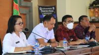 KETUT Ariyani (kiri) saat memberi materi terkait pengawasan partisipatif dalam diskusi grup terarah yang diselenggarakan Kesbangpol Provinsi Bali, Rabu (15/12/2021). Foto: ist KETUT Ariyani (kiri) saat memberi materi terkait pengawasan partisipatif dalam diskusi grup terarah yang diselenggarakan Kesbangpol Provinsi Bali, Rabu (15/12/2021). Foto: ist