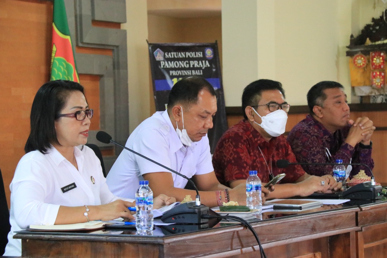 KETUT Ariyani (kiri) saat memberi materi terkait pengawasan partisipatif dalam diskusi grup terarah yang diselenggarakan Kesbangpol Provinsi Bali, Rabu (15/12/2021). Foto: ist