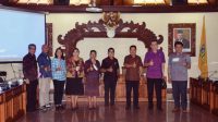 KOMISI III foto bersama pimpinan OPD Pemprov Bali usai rapat sinkronisasi membahas Ranperda Labelisasi Produk dengan Branding Bali, Selasa (7/12/2021). Foto: ist KOMISI III foto bersama pimpinan OPD Pemprov Bali usai rapat sinkronisasi membahas Ranperda Labelisasi Produk dengan Branding Bali, Selasa (7/12/2021). Foto: ist