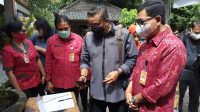 ROMBONGAN Komisi X DPR RI dipimpin Wakil Ketua, Dede Yusuf; didampingi IGN Eddy Mulya; dan Wayan Murdana, memindai kode batang pedulilindungi saat mengunjungi SMPN 3 Denpasar, Selasa (21/12/2021). Foto: tra ROMBONGAN Komisi X DPR RI dipimpin Wakil Ketua, Dede Yusuf; didampingi IGN Eddy Mulya; dan Wayan Murdana, memindai kode batang pedulilindungi saat mengunjungi SMPN 3 Denpasar, Selasa (21/12/2021). Foto: tra