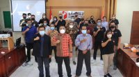 KOMISIONER Bawaslu Bali dan KPU Bali foto bersama usai rapat evaluasi simulasi penyelesaian sengketa Pemilu, akhir pekan lalu. Foto: ist KOMISIONER Bawaslu Bali dan KPU Bali foto bersama usai rapat evaluasi simulasi penyelesaian sengketa Pemilu, akhir pekan lalu. Foto: ist