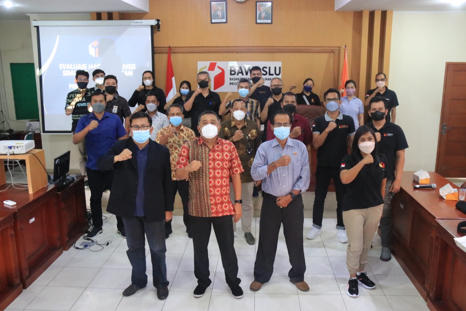 KOMISIONER Bawaslu Bali dan KPU Bali foto bersama usai rapat evaluasi simulasi penyelesaian sengketa Pemilu, akhir pekan lalu. Foto: ist