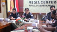 KOMISIONER Ketut Rudia (dua kiri) saat memberi arahan saat rapat pengelolaan kehumasan, peliputan, dan dokumentasi yang digelar di Bawaslu Bangli, Senin (6/12/2021). Foto: ist KOMISIONER Ketut Rudia (dua kiri) saat memberi arahan saat rapat pengelolaan kehumasan, peliputan, dan dokumentasi yang digelar di Bawaslu Bangli, Senin (6/12/2021). Foto: ist
