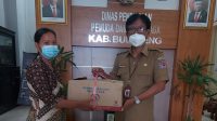 Kadisdikpora Buleleng, Made Astika, saat menyerahkan bantuan sarana prokes