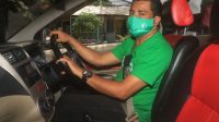 LEKSY Sinlae alias Alex, pengemudi taksi online yang kerap mengajak rekan-rekannya dalam kegiatan sosial. Foto: ist LEKSY Sinlae alias Alex, pengemudi taksi online yang kerap mengajak rekan-rekannya dalam kegiatan sosial. Foto: ist