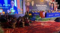 NASDEM BALI LAYAR besar menayangkan gambar Julie Sutrisno Laiskodat saat pidato pembukaan Rakorwil DPW Partai Nasdem Bali, Senin (13/12/2021). Nasdem menyatakan siap sinergi dengan partai lain untuk memberi kesejahteraan kepada masyarakat Bali. Foto: hen
