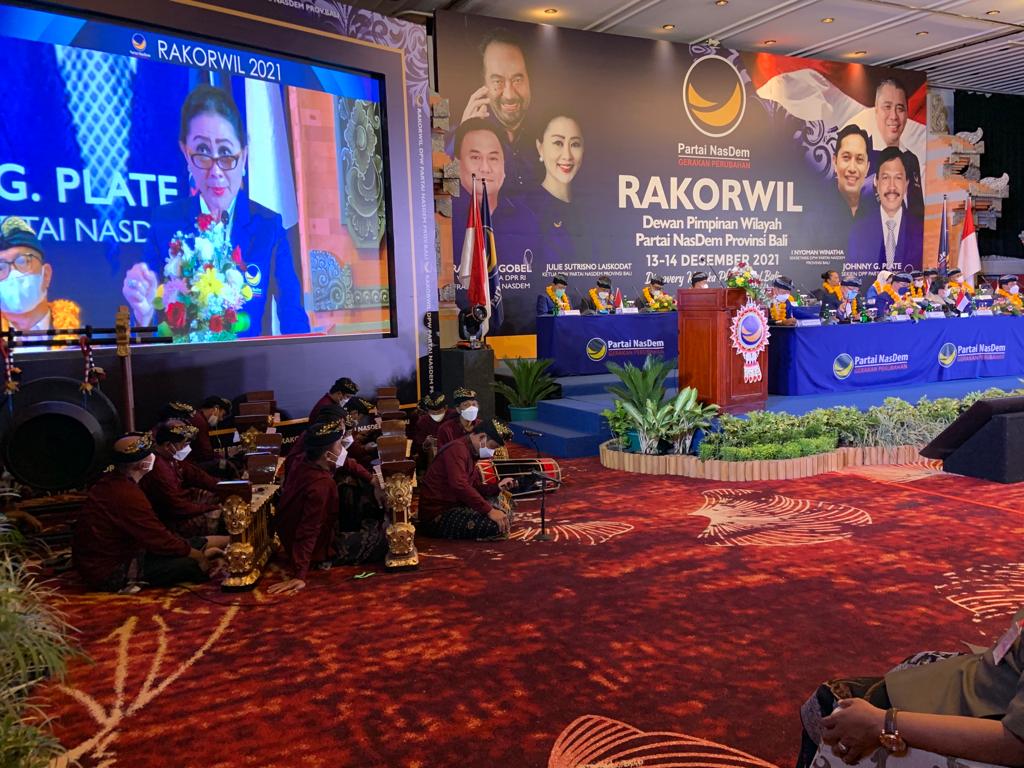 LAYAR besar menayangkan gambar Julie Sutrisno Laiskodat saat pidato pembukaan Rakorwil DPW Partai Nasdem Bali, Senin (13/12/2021). Nasdem menyatakan siap sinergi dengan partai lain untuk memberi kesejahteraan kepada masyarakat Bali. Foto: hen