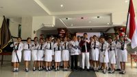 KASEK Nengah Madiadnyana foto bersama pengurus OSIS SMK PGRI 3 Denpasar periode 2021/2022 yang dikukuhkan dan dilantik, Rabu (22/12/2021). Foto: tra KASEK Nengah Madiadnyana foto bersama pengurus OSIS SMK PGRI 3 Denpasar periode 2021/2022 yang dikukuhkan dan dilantik, Rabu (22/12/2021). Foto: tra