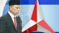 FOTO sejumlah akun di media sosial yang ramai menunjukkan Bupati Lotim, Sukiman Azmi, dengan latar lambang Partai Demokrat. Foto: rul FOTO sejumlah akun di media sosial yang ramai menunjukkan Bupati Lotim, Sukiman Azmi, dengan latar lambang Partai Demokrat. Foto: rul