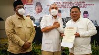 KETUA Badan Pengawas dan Disiplin DPP Partai Gerindra, Bambang Kristiyono; bersama Sekretaris DPD Gerindra NTB, Ali Al Khaery (kiri), saat menyerahkan SK kepada Iwan Panjidinata sebagai Ketua DPC Partai Gerindra Sumbawa Barat (kanan). Foto: rul KETUA Badan Pengawas dan Disiplin DPP Partai Gerindra, Bambang Kristiyono; bersama Sekretaris DPD Gerindra NTB, Ali Al Khaery (kiri), saat menyerahkan SK kepada Iwan Panjidinata sebagai Ketua DPC Partai Gerindra Sumbawa Barat (kanan). Foto: rul