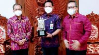 PENYERAHAN penghargaan oleh Kepala KPw BI Bali, Trisno Nugroho, kepada Direktur Utama Bank BPD Bali I Nyoman Sudharma, (tengah) disaksikan oleh Gubernur Bali, Wayan Koster. Foto: ist PENYERAHAN penghargaan oleh Kepala KPw BI Bali, Trisno Nugroho, kepada Direktur Utama Bank BPD Bali I Nyoman Sudharma, (tengah) disaksikan oleh Gubernur Bali, Wayan Koster. Foto: ist