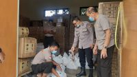 PERSONEL Polda NTB tengah menyiapkan pasokan beras bagi warga terdampak banjir di Lobar. Foto: ist PERSONEL Polda NTB tengah menyiapkan pasokan beras bagi warga terdampak banjir di Lobar. Foto: ist
