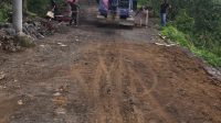 PROYEK pengaspalan jalan di ruas jalan Dusun Panek-Manik Aji, Desa Ban, Kubu, Karangasem ternyata molor dari jadwal. Proyek yang mestinya tuntas pada 17 Desember 2021, sampai kini kondisinya belum diaspal. Foto: ist PROYEK pengaspalan jalan di ruas jalan Dusun Panek-Manik Aji, Desa Ban, Kubu, Karangasem ternyata molor dari jadwal. Proyek yang mestinya tuntas pada 17 Desember 2021, sampai kini kondisinya belum diaspal. Foto: ist