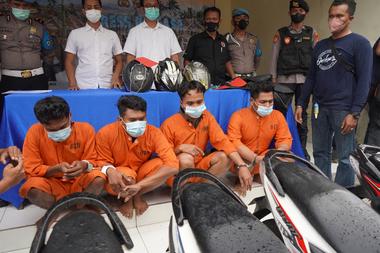 JAJARAN Satuan Reserse Kriminal Polres Bangli menangkap empat orang komplotan pencurian kendaraan bermotor (curanmor). Mereka yakni AM (24), PW (28), RN (29), dan SL (30) yang berasal dari satu desa di Pasuruan, Jawa Timur. Foto: ist