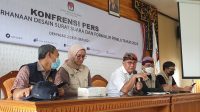 ARIEF Budiman (tengah) saat menjelaskan simulasi pemungutan dan penghitungan suara dengan dua desain surat suara di KPU Bali, Kamis (2/12/2021). Foto: hen ARIEF Budiman (tengah) saat menjelaskan simulasi pemungutan dan penghitungan suara dengan dua desain surat suara di KPU Bali, Kamis (2/12/2021). Foto: hen