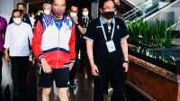 PRESIDEN Jokowi ikut bermain bulu tangkis di Nusa Dua di sela-sela kunjungannya ke Bali. Foto: ist PRESIDEN Jokowi ikut bermain bulu tangkis di Nusa Dua di sela-sela kunjungannya ke Bali. Foto: ist
