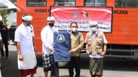 WAGUB Cok Ace menyerahkan secara simbolis bantuan Peduli Korban Bencana Erupsi Gunung Semeru kepada Bupati Lumajang, Thoriqul Haq, di Lumajang, Selasa (14/12/2021). Foto: ist WAGUB Cok Ace menyerahkan secara simbolis bantuan Peduli Korban Bencana Erupsi Gunung Semeru kepada Bupati Lumajang, Thoriqul Haq, di Lumajang, Selasa (14/12/2021). Foto: ist