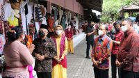 WAPRES Ma'ruf tampak didampingi Gubernur Koster saat menyapa pedagang Pasar Seni Guwang Sukawati, Minggu (5/12/2021). Foto: ist WAPRES Ma'ruf tampak didampingi Gubernur Koster saat menyapa pedagang Pasar Seni Guwang Sukawati, Minggu (5/12/2021). Foto: ist