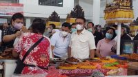 airlangga ke pasar-1 MENKO Airlangga Hartarto (kiri) didampingi Demer (empat kiri) saat berdialog untuk menyerap curhat pedagang di Pasar Phula Kerti Denpasar, Sabtu (18/12/2021). Foto: ist