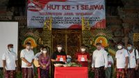 WALI Kota Denpasar, I Gusti Ngurah Jaya Negara; bersama Wakil Wali Kota Denpasar, I Kadek Agus Arya Wibawa, saat menghadiri HUT Pertama Organisasi Sejiwa di Wantilan Desa Adat Panjer, Denpasar Selatan, Selasa (21/12/2021). Foto: tra WALI Kota Denpasar, I Gusti Ngurah Jaya Negara; bersama Wakil Wali Kota Denpasar, I Kadek Agus Arya Wibawa, saat menghadiri HUT Pertama Organisasi Sejiwa di Wantilan Desa Adat Panjer, Denpasar Selatan, Selasa (21/12/2021). Foto: tra