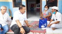 demer bagikan sembako airlangga DEMER (dua kiri) saat bertemu warga yang mengidap sakit kanker untuk memberi bantuan paket sembako bergambar Airlangga hartarto dan uang tunai. Foto: Ist