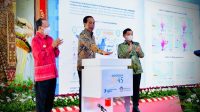 PRESIDEN Jokowi (tengah) menekan tombol didampingi Gubernur Bali, Wayan Koster (kiri); dan Kepala Bappenas, Suharso Monoarfa, saat peluncuran Peta Jalan Ekonomi Kerthi Bali di Three Mountain Bamboo Pavilion, Kura-Kura Bali, Denpasar, Jumat (3/12/2021). Foto: ist PRESIDEN Jokowi (tengah) menekan tombol didampingi Gubernur Bali, Wayan Koster (kiri); dan Kepala Bappenas, Suharso Monoarfa, saat peluncuran Peta Jalan Ekonomi Kerthi Bali di Three Mountain Bamboo Pavilion, Kura-Kura Bali, Denpasar, Jumat (3/12/2021). Foto: ist