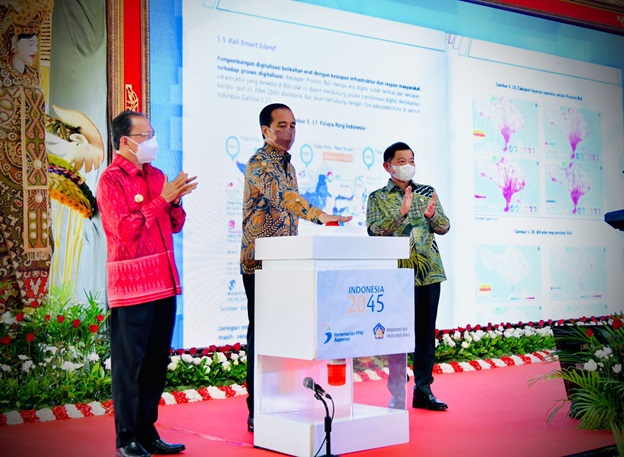 PRESIDEN Jokowi (tengah) menekan tombol didampingi Gubernur Bali, Wayan Koster (kiri); dan Kepala Bappenas, Suharso Monoarfa, saat peluncuran Peta Jalan Ekonomi Kerthi Bali di Three Mountain Bamboo Pavilion, Kura-Kura Bali, Denpasar, Jumat (3/12/2021). Foto: ist