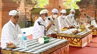 KETUA Dekopinda Kota Denpasar, I Nyoman Sudarsa (kiri), usai upacara pawintenan dan mejaya-jaya pengurus Dekopinda Kota Denpasar periode 2021-2026 di Pura Agung Lokanatha Denpasar, Rabu (29/12/2021). Foto: tra KETUA Dekopinda Kota Denpasar, I Nyoman Sudarsa (kiri), usai upacara pawintenan dan mejaya-jaya pengurus Dekopinda Kota Denpasar periode 2021-2026 di Pura Agung Lokanatha Denpasar, Rabu (29/12/2021). Foto: tra