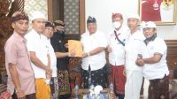 KETUA DPRD Kabupaten Badung, Putu Parwata, menerima Prajuru Desa Adat Bualu Nusa Dua di ruang kerjanya, Senin (17/1/2022). Foto: ist