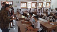 IGN Eddy Mulya saat memantau pelaksanaan PTM di SMPN 2 Denpasar, Selasa (11/1/2022). Foto: tra IGN Eddy Mulya saat memantau pelaksanaan PTM di SMPN 2 Denpasar, Selasa (11/1/2022). Foto: tra