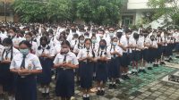 SISWA SMP di Denpasar mengikuti PTM Terbatas dengan kehadiran 100 persen, Senin (3/1/2022). Di SMPN 7 Denpasar, seluruh siswa beragama Hindu sebelumnya melaksanakan pembelajaran di kelas mengikuti persembahyangan (Tri Sandya) bersama di halaman sekolah. Foto: tra SISWA SMP di Denpasar mengikuti PTM Terbatas dengan kehadiran 100 persen, Senin (3/1/2022). Di SMPN 7 Denpasar, seluruh siswa beragama Hindu sebelumnya melaksanakan pembelajaran di kelas mengikuti persembahyangan (Tri Sandya) bersama di halaman sekolah. Foto: tra