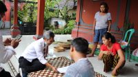 BAWASLU Gianyar saat verifikasi faktual data DPB yang menyatakan pemilih meninggal dunia, di Desa Batubulan Kangin, Rabu (12/1/2022). Foto: ist BAWASLU Gianyar saat verifikasi faktual data DPB yang menyatakan pemilih meninggal dunia, di Desa Batubulan Kangin, Rabu (12/1/2022). Foto: ist