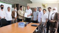 DIRKRIMSUS Polda NTB, Kombes Pol I Gusti Putu Gede Ekawana (tengah) saat menerima laporan keberatan kader Gerindra NTB yang diserahkan Sekretaris DPD Gerindra NTB, Ali Alkhairy, Senin (24/1/2022). Foto: rul DIRKRIMSUS Polda NTB, Kombes Pol I Gusti Putu Gede Ekawana (tengah) saat menerima laporan keberatan kader Gerindra NTB yang diserahkan Sekretaris DPD Gerindra NTB, Ali Alkhairy, Senin (24/1/2022). Foto: rul