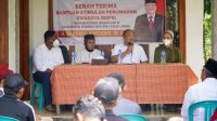 ANGGOTA DPR RI Dapil Pulau Lombok, Bambang Kristiono, saat menyerahkan program bantuan bedah rumah untuk 50 keluarga di Kabupaten Loteng. Foto: rul ANGGOTA DPR RI Dapil Pulau Lombok, Bambang Kristiono, saat menyerahkan program bantuan bedah rumah untuk 50 keluarga di Kabupaten Loteng. Foto: rul